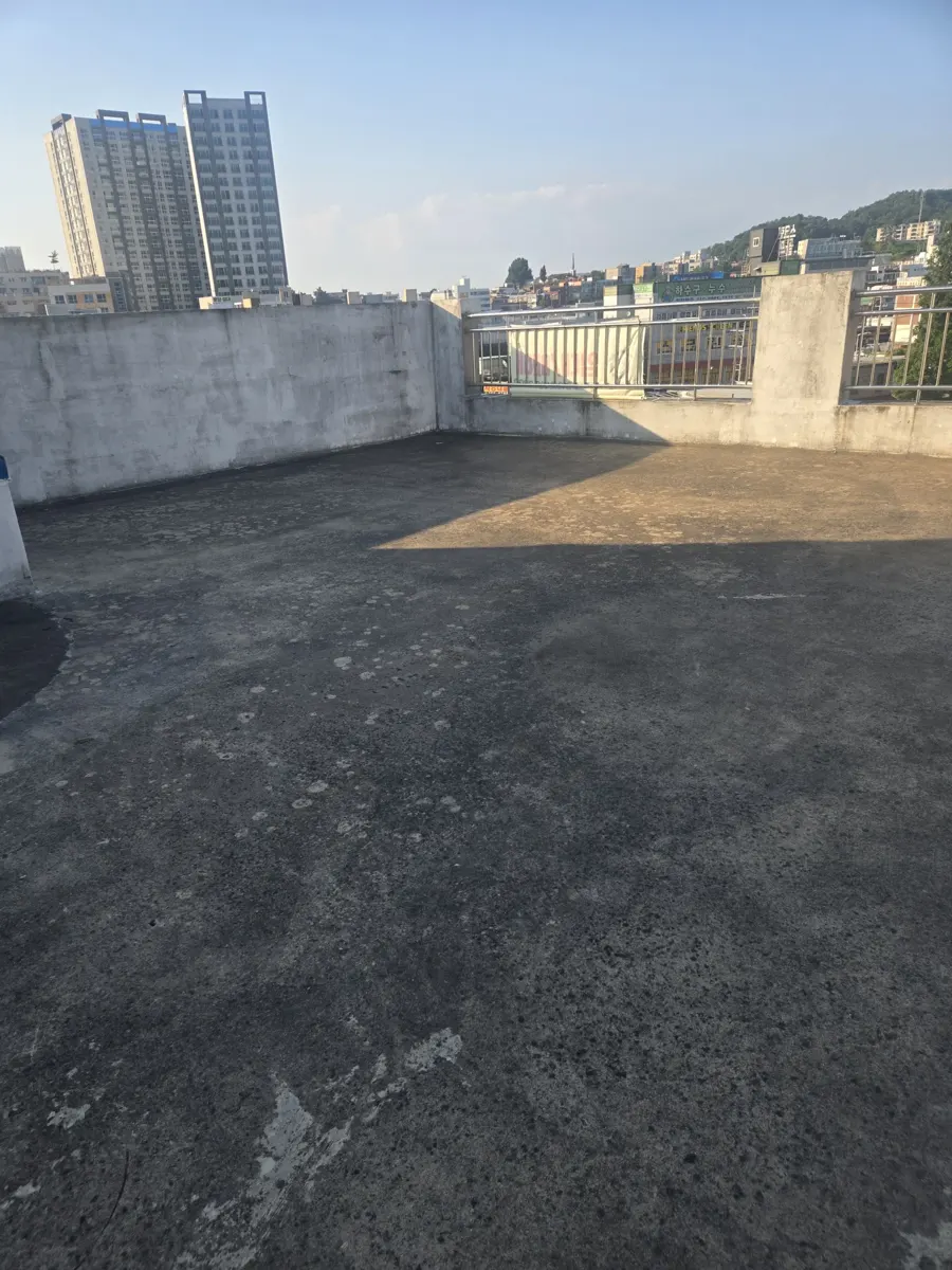 고색동 공장하자보수 난간과 건물 너머가 보이는 옥상 바닥 전경