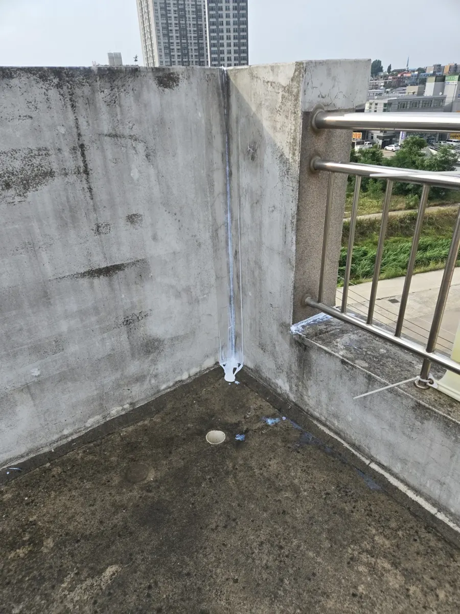 진위면 공장하자보수 난간과 파라펫이 만나는 옥상 구석