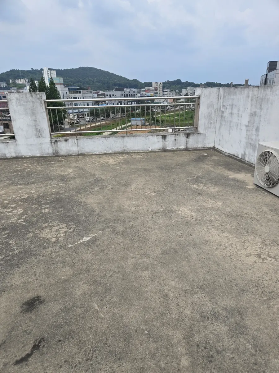 진위면 공장하자보수 난간과 실외기가 보이는 옥상 바닥