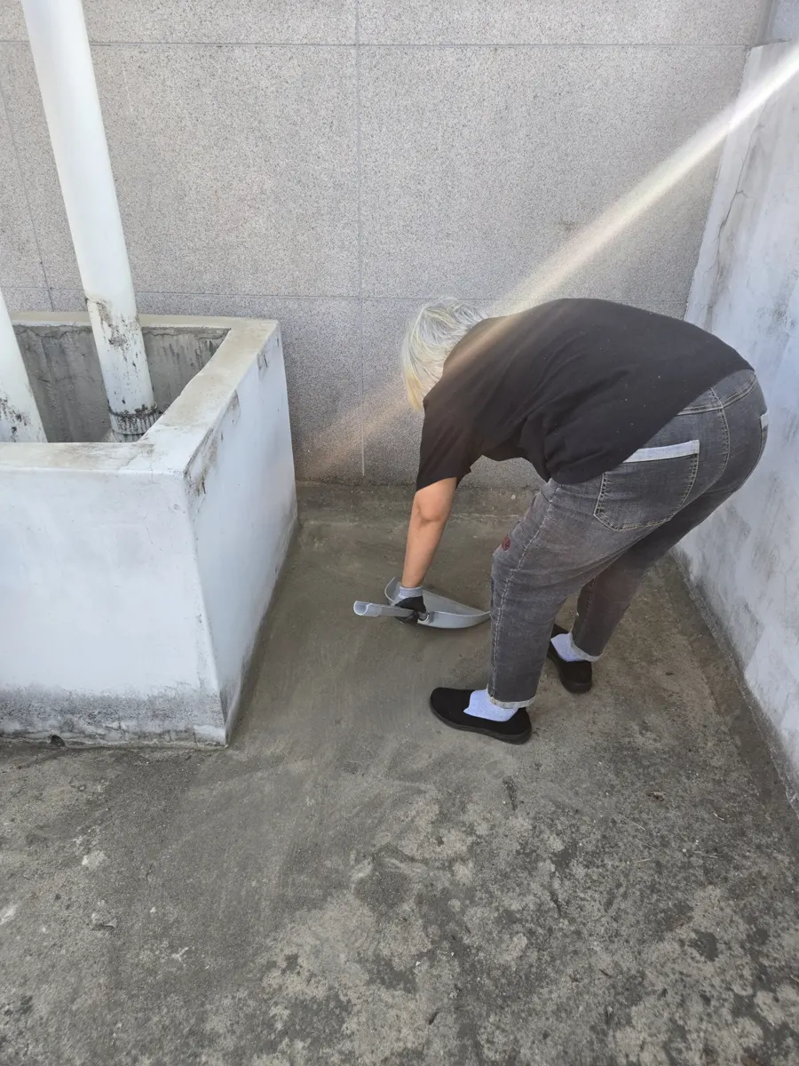 팔탄면 공장하자보수 환기구 받침 주변에서 허리를 숙여 작업하는 모습