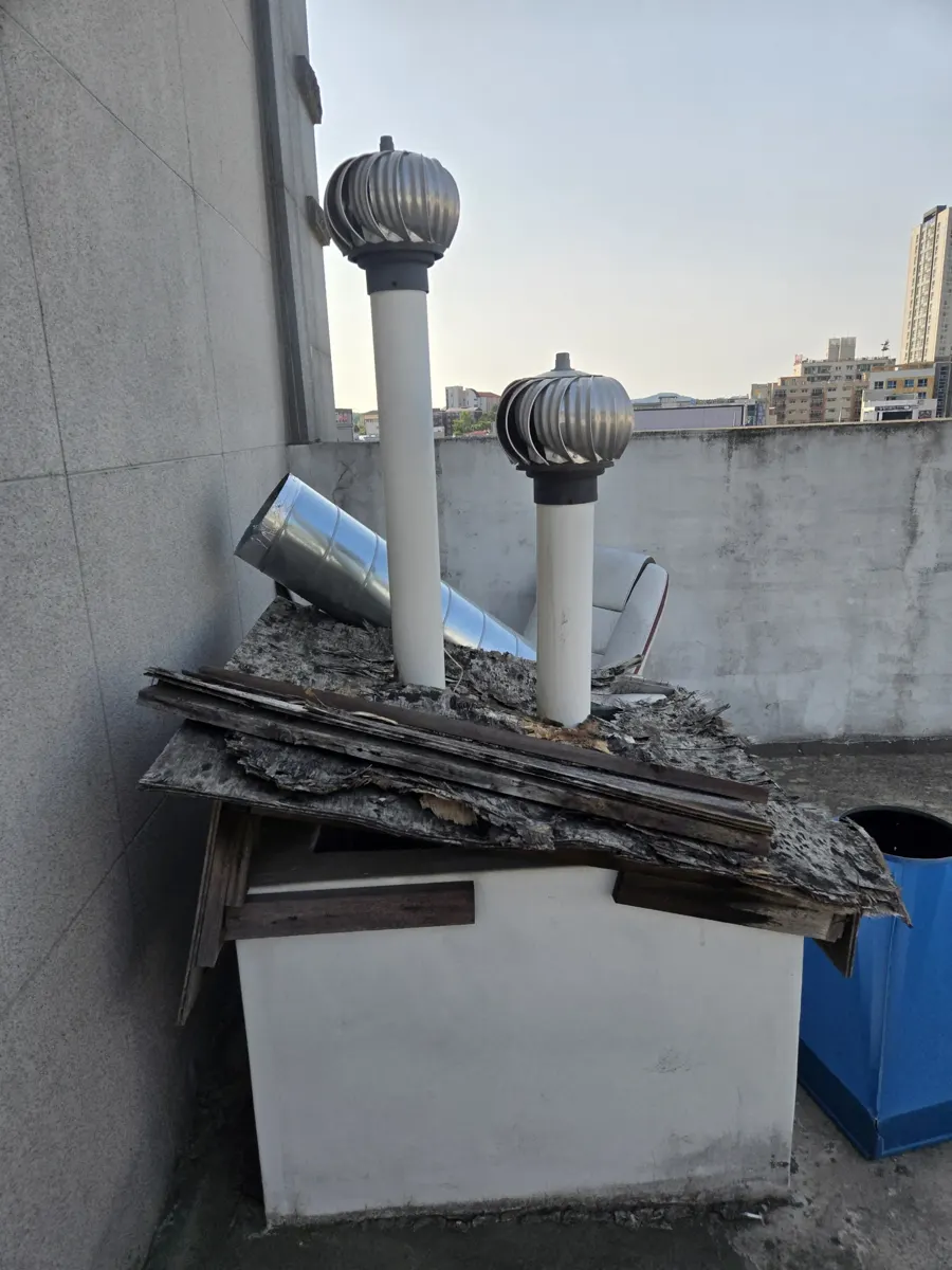 청북읍 공장하자보수 목재 잔재 위에 선 벤츄레타 두 대