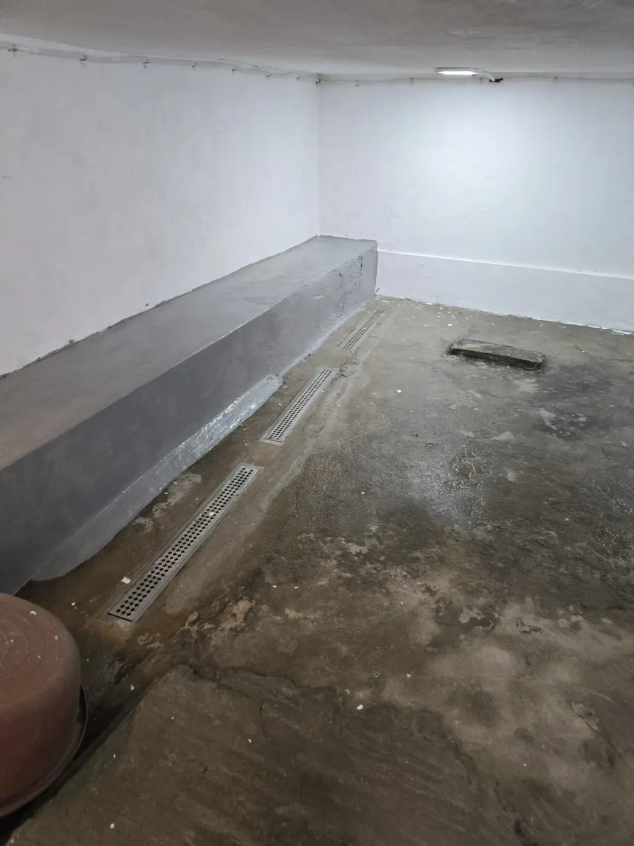 세교동 공장하자보수 벽체 옆 배수로 구조물이 놓인 지하 공간