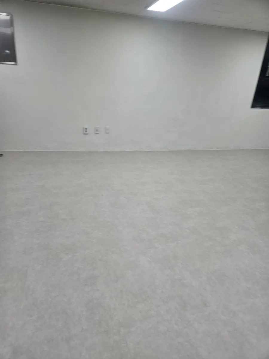 곤지암읍 공장하자보수 밝은 바닥재가 시공된 실내 공간
