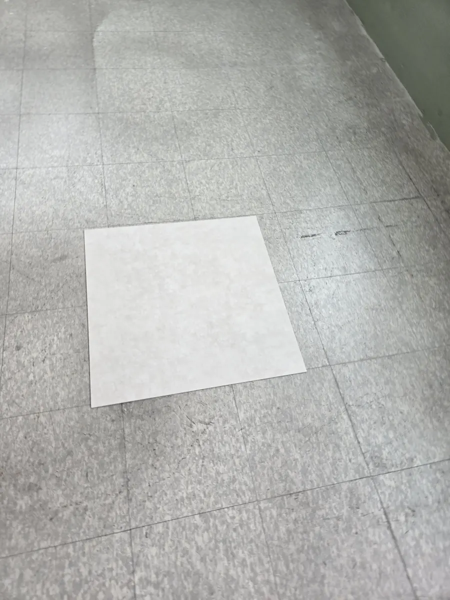 곤지암읍 공장하자보수 바닥 타일 일부를 교체한 자국