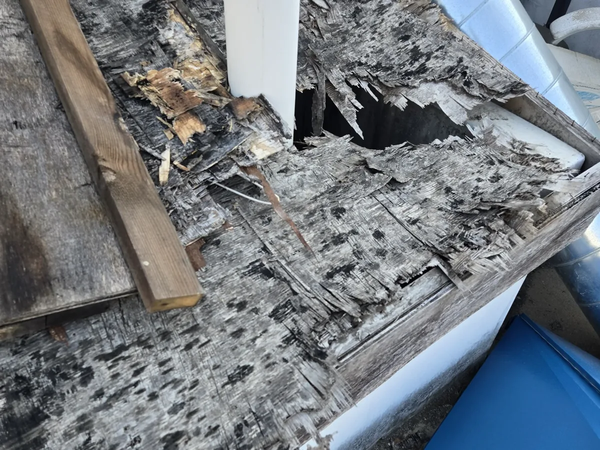 옥상 배기구 관통부 주변 목재 데크 부식 근접 확인