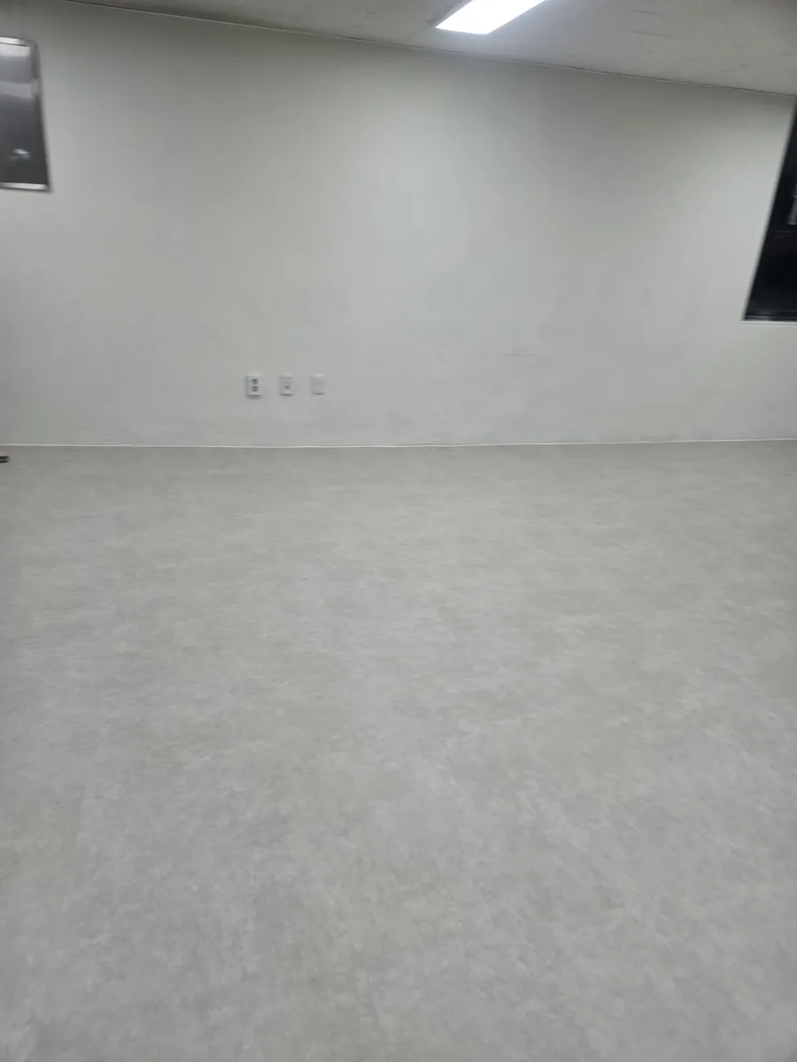 공장하자보수 실내마감 벽체와 바닥이 정리된 사무 공간
