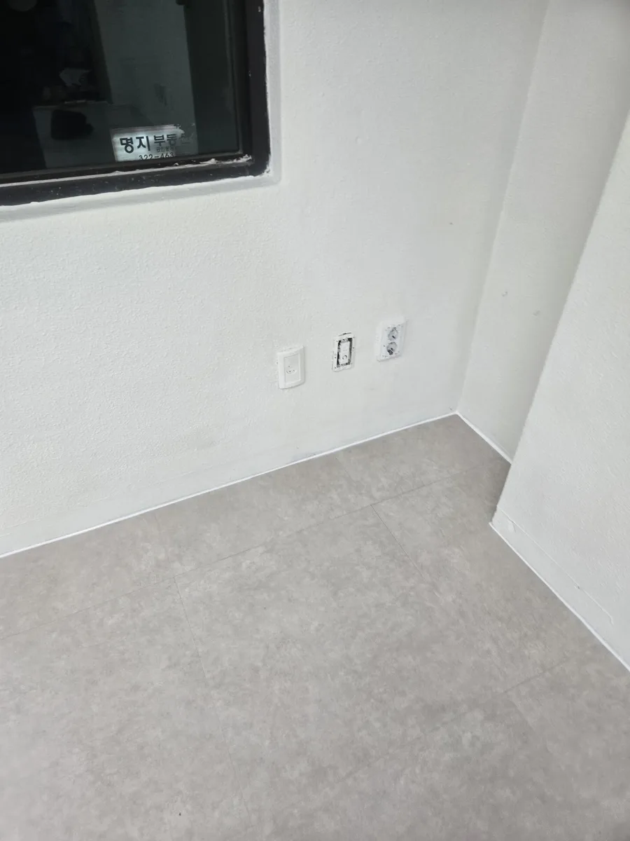 공장하자보수 실내마감 창가 모서리의 벽체와 바닥