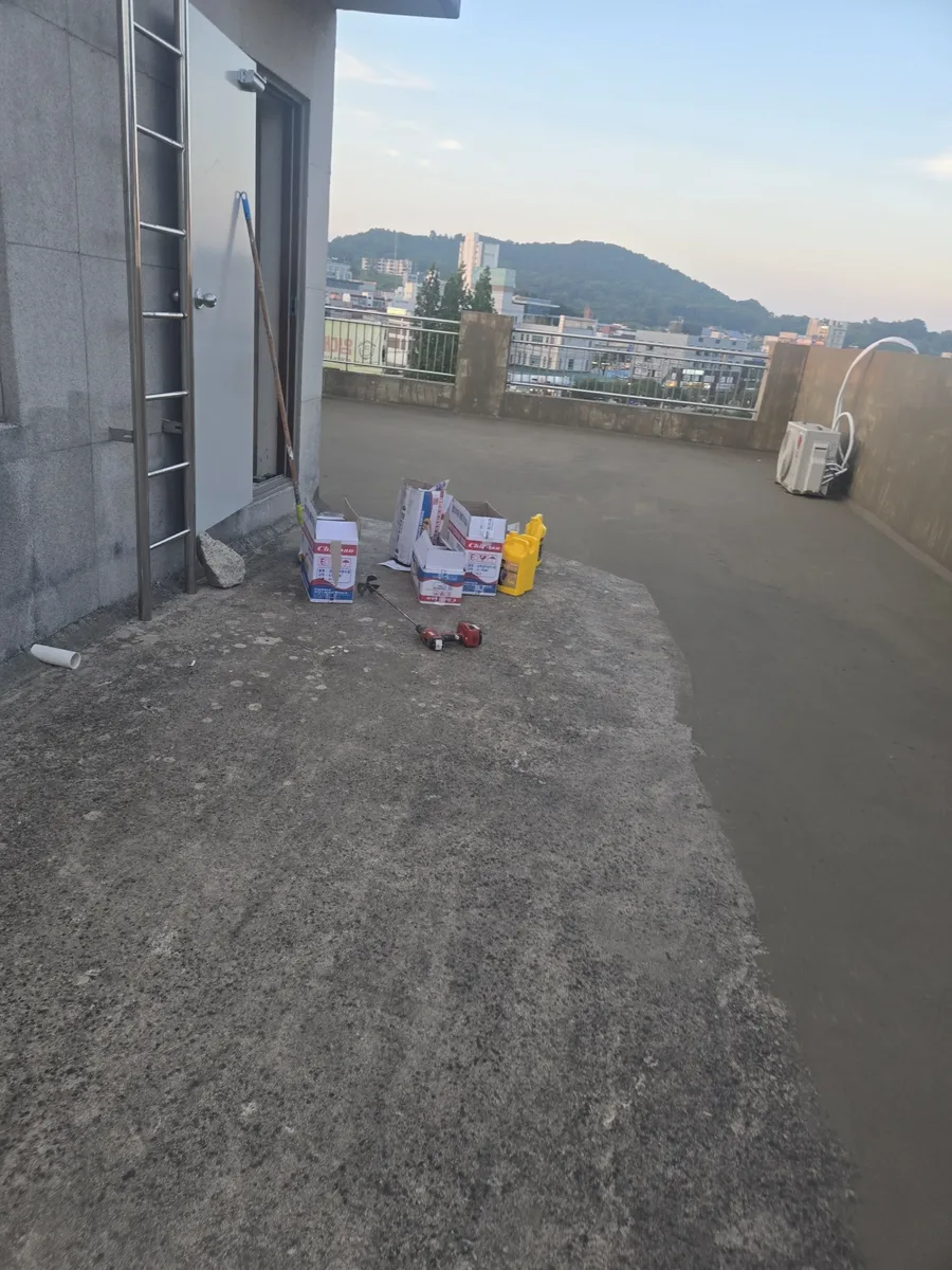 공장하자보수 옥상누수 자재가 놓인 노후 옥상 바닥