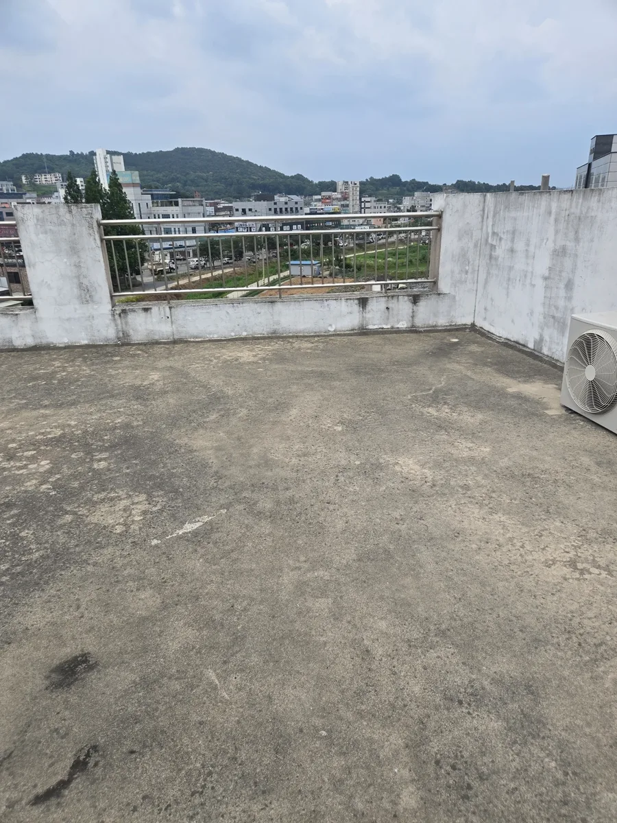 공장하자보수 옥상누수 난간과 실외기가 있는 옥상 바닥