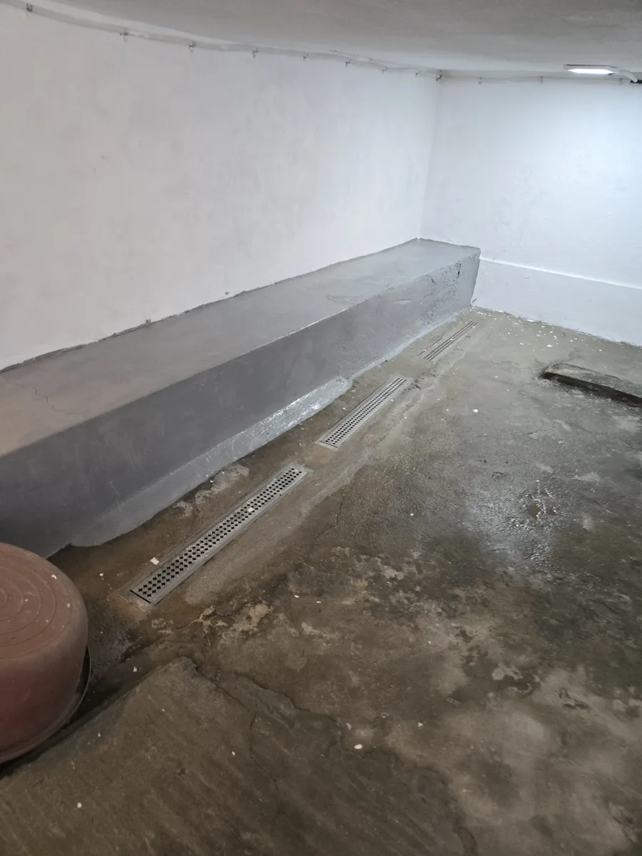 공장하자보수 지하주차장누수 벽체 옆 배수로와 바닥 상태