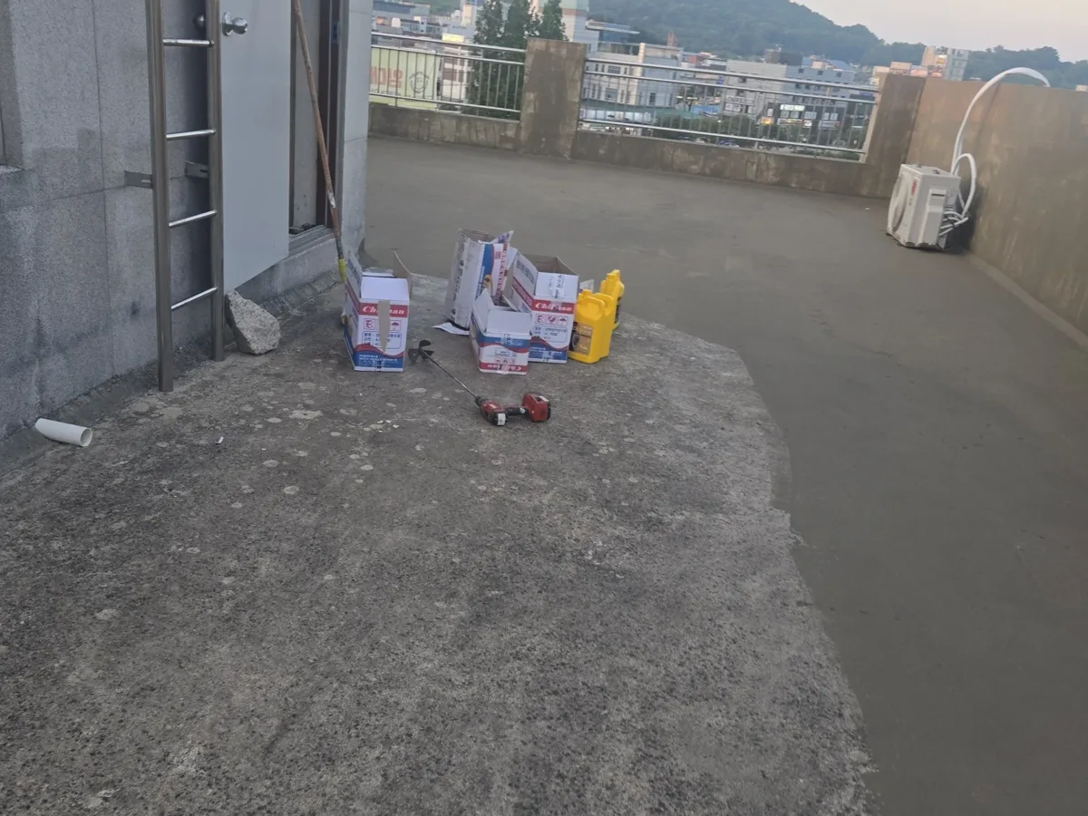 옥상 계단실 출입구 옆에 반입된 방수 자재 박스 확인