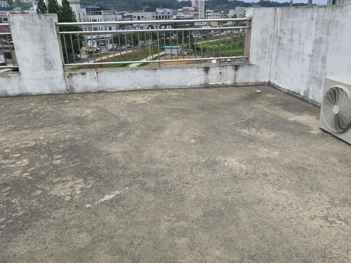 공장 긴급 보수 난간과 실외기가 있는 옥상 바닥