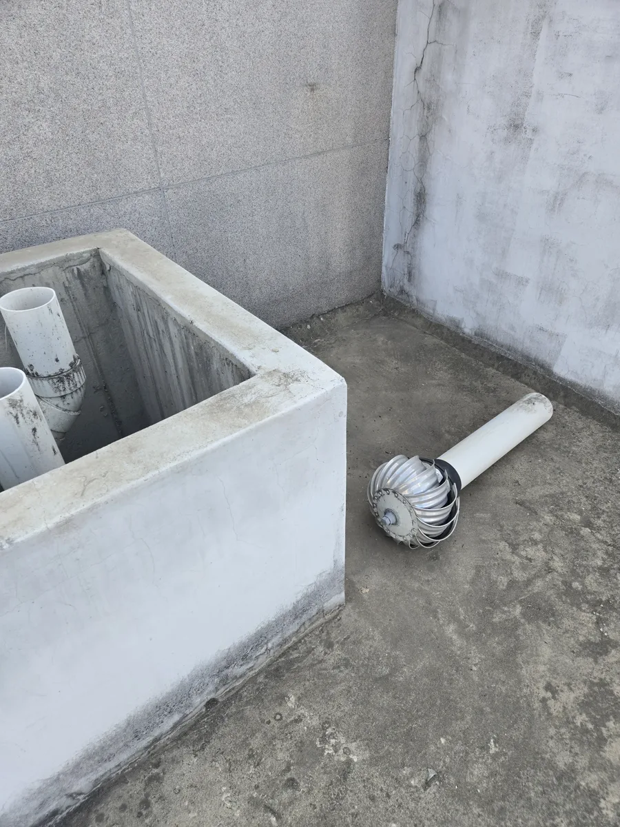 공장하자보수 벤츄레타교체 철거된 환기구와 분리된 부품