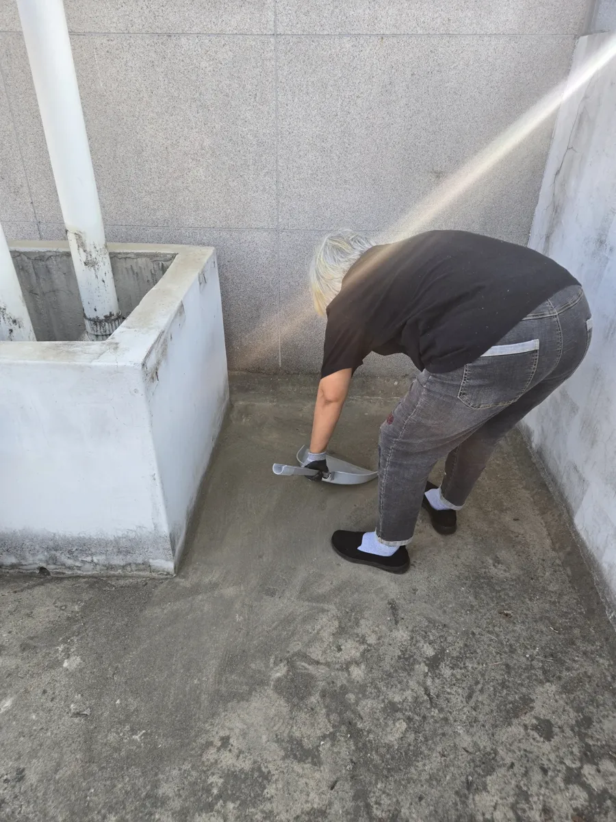 공장하자보수 벤츄레타교체 환기구 받침 주변에서 허리를 숙여 작업하는 모습