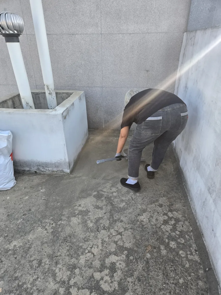 공장하자보수 벤츄레타교체 환기구 받침 옆에서 작업하는 모습