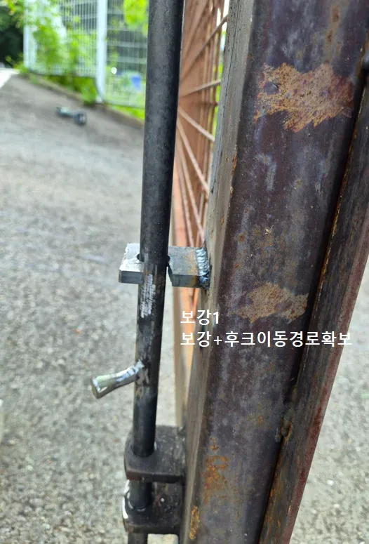 공장 벽체 판넬 하부 보수 녹슨 철제 기둥과 문틀 주변