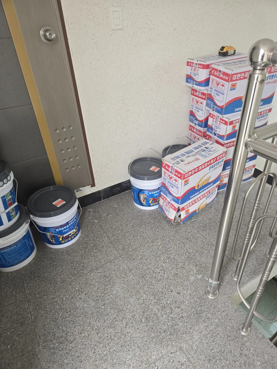 평택 공장방수공사 계단실 앞에 놓인 방수 자재