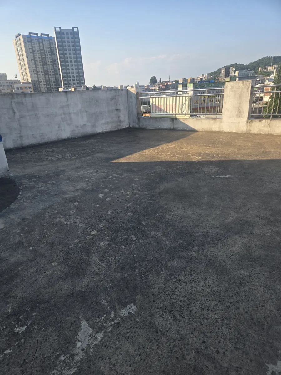 평택 공장방수공사 난간과 옥상 바닥 전경